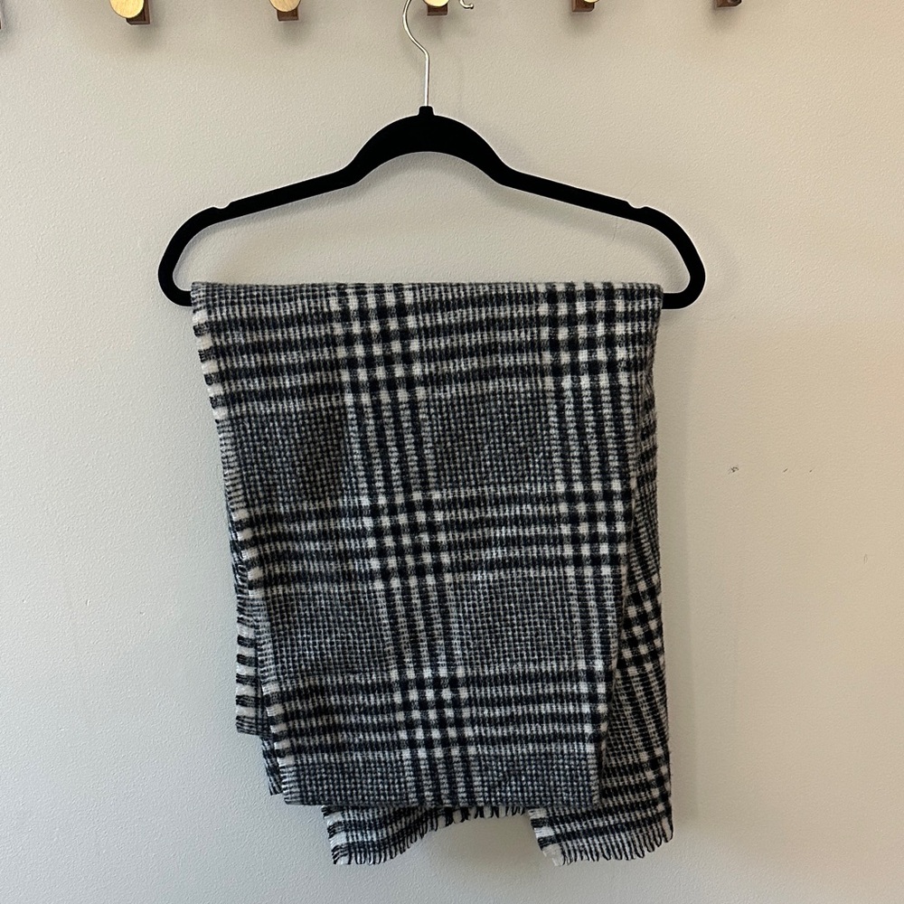 Old Navy Black and White Patterned Scarf